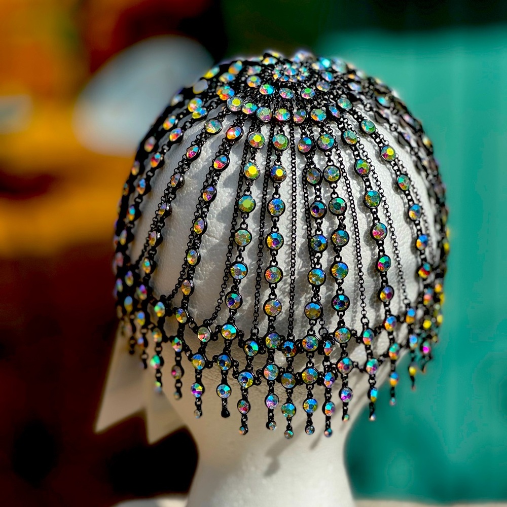 ZARA Iridescent Rhinestone Cap
🩷❤️🧡💛💚🩵💙💜 blogger‘s favorite pick!